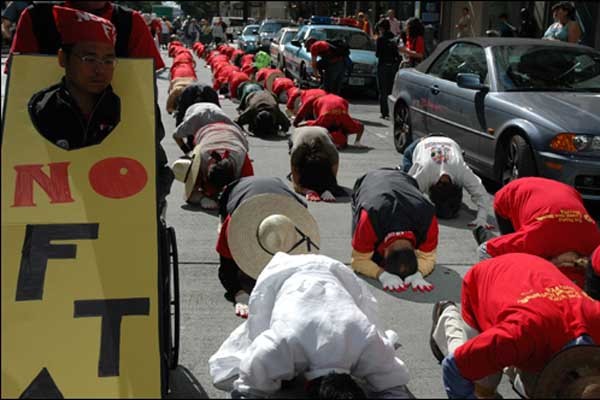 ▲ 수 년 전 한미FTA 반대시위를 하러 미국에 간 시위대 모습. 미국에서는 왜 경찰을 때리지 않았을까? 미국 경찰 보니 갑자기 착해져서?