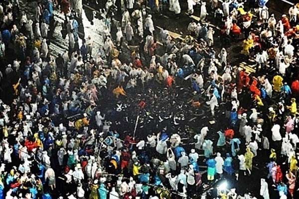 ▲ 새벽의 저주 같은 좀비영화 장면이 아니다. 2008년 광우병 폭동 당시 경찰들이 시위대에게 집단폭행 당하는 장면이다. 당시 광우병 폭동 이후 이명박 정부는 초기에 원칙대로 대응못한 것에 땅을 치고 후회했지만 소용없었다.