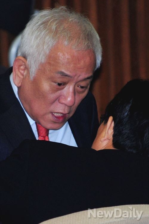 ▲ 지난 5일 국회 본회의장에서 민주당 김한길 대표가 심각한 표정을 짓고 전병헌 원내대표와 대화하고 있다. ⓒ이종현 기자