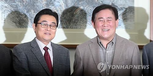 ▲ 지난 25일 새누리당 최경환 원내대표와 민주당 전병헌 원내대표가 회동을 갖고 인사를 나누고 있다. ⓒ연합뉴스