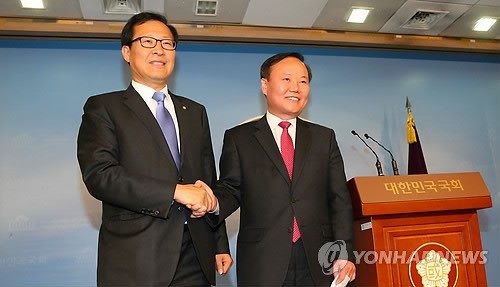 ▲ 국회국정원개혁특위 문병호 민주당 간사(왼쪽)와 김재원 새누리당 간사가 지난 11일 오전 국회 정론관에서 의사일정 합의사항을 발표하고 악수하고 있다.ⓒ연합뉴스