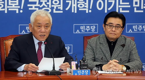 ▲ 한길 민주당 대표가 29일 오전 국회 당대표회의실에서 열린 긴급 기자회견에서 국회 국정원개혁특위의 국정원개혁 입법과 관련, 정보관(IO)의 정부기관 상시 출입금지를 명문화하지 않은 개혁안은 수용할 수 없다고 밝히고 있다. 오른쪽은 전병헌 원내대표.ⓒ연합뉴스