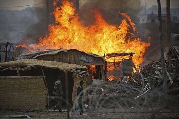 2012년 수단과 남수단 간 분쟁 당시 불타는 국경마을.