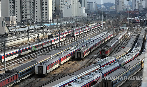 ▲ 철도파업 21일째인 29일 오후 서울 코레일 수색 차량기지에 열차들이 멈춰서 있다.ⓒ연합뉴스