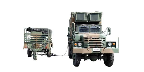 ▲ 전술전자정보체계로부터 받은 정보를 처리하는 지상장비.