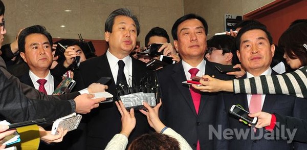 ▲ 새누리당 김태흠-김무성 의원, 민주당 박기춘-이윤석 간사(왼쪽부터)