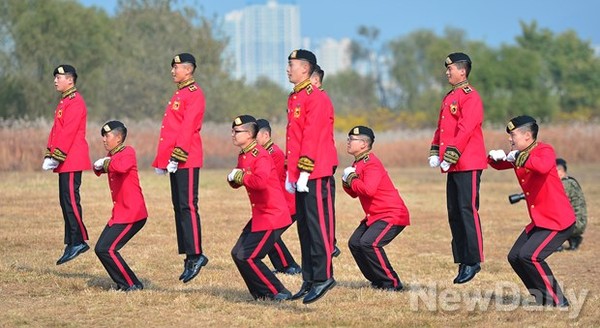 ▲ 걸그룹 크레용팝의 5기통 춤을 추는 육군 군악대.