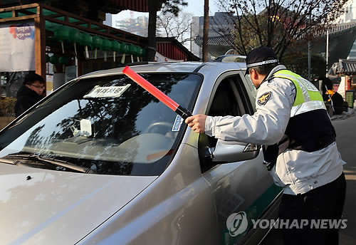 ▲ 철도노조 파업 관련 지난 25일 경찰이 조계사 입구에서 차량을 검문하고 있다.ⓒ 연합뉴스