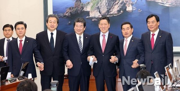 ▲ 왼쪽부터 새누리당 김태흠, 김무성, 강석호 간사, 주승용 국토교통위 위원장, 민주당 이윤석 간사, 박기춘 의원.