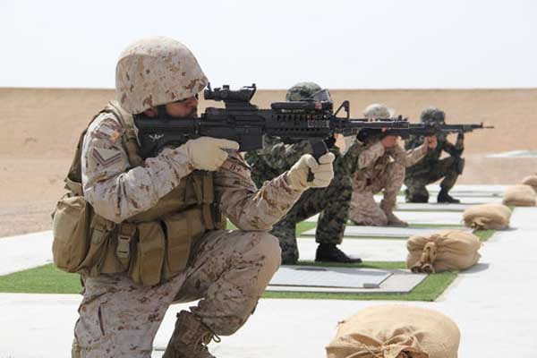 ▲ 아크부대원과 UAE 특수부대원이 함께 사격을 하고 있다.