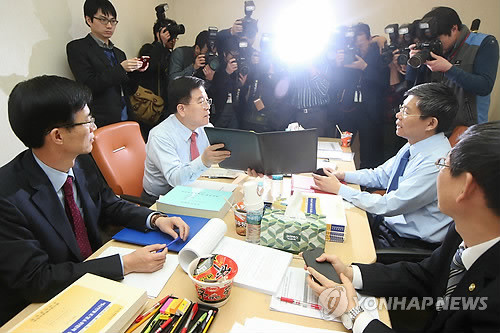 ▲ 30일 오후 국회 예결위 휴게실에서 새누리당 김광림 간사(테이블 왼쪽에서 두번째)와 민주당 최재천 간사(테이블 오른쪽에서 두번째)가 예산안 증액심사회의를 하고 있다.ⓒ연합뉴스