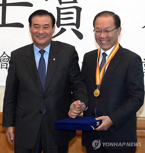 ▲ 강창희 국회의장이 30일 오전 국회 귀빈식당에서 열린 제15회 백봉신사상 시상식에서 황우여 새누리당 대표에게 백봉신사상을 수여하고 있다. ⓒ연합뉴스