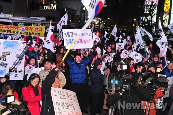 ▲ 30일 새누리당과 민주당 당사에 모여 양당을 규탄한 국민들ⓒ이종현