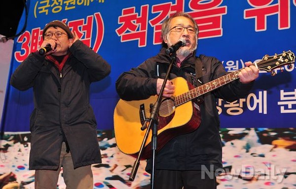 ▲ 박성현 뉴데일리 주필과 가수 이규광씨(오른쪽)ⓒ이종현