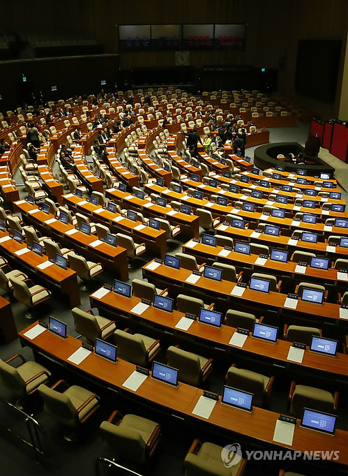 ▲ 새누리당 의원들과 안철수 무소속 의원이 지난 30일 밤 국회 본회의장에서 회의가 열리기를 기다리고 있다. 여야는 이날 밤늦게라도 국회 본회의를 열어 예산안을 처리할 예정이었으나 국가정보원 개혁안 등을 둘러싼 이견을 좁히지 못해 결국 본회의는 열리지 않았다.ⓒ연합뉴스