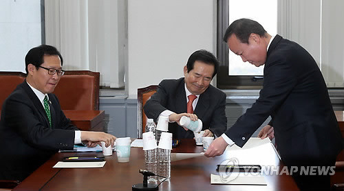 ▲ 국회 국정원 개혁특위 정세균 위원장과 여야 간사인 새누리당 김재원 의원, 민주당 문병호 의원이 모여 얘기를 나누고 있다.ⓒ연합뉴스