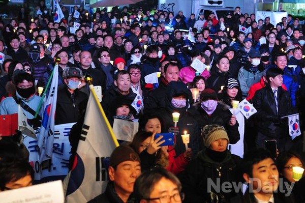 ▲ 새누리 당사 앞에 모인 [전체주의]를 배격하고 [공화주의]를 확립하려는 애국인사들.ⓒ뉴데일리