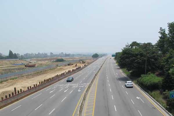 ▲ 수원비행장에서 비상활주로로 사용하던 국도. 주민들의 민원에 따라 비상활주로를 비행장 내로 옮겼다.