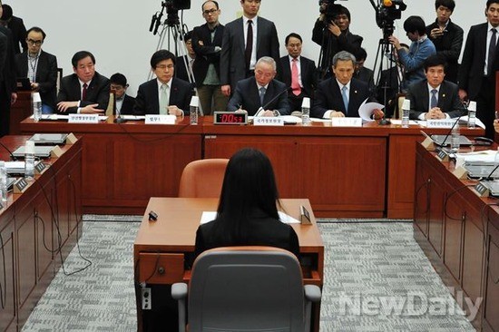 ▲ 남재준 국정원장과 국무위원들이 31일 오전 열린 국회 국정원개혁특위 전체회의에 출석해 의원들의 발언을 듣고 있다. 왼쪽부터 유정복 안전행정부 장관, 황교안 법무부 장관, 남재준 국정원장, 김관진 국방장관, 이성보 국민권익위원장.ⓒ이종현 기자