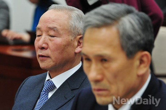 ▲ 31일 오전 국회 국정원개혁특위 전체회의 출석한  남재준 국정원장(왼쪽)과 김관진 국방부 장관.ⓒ이종현 기자