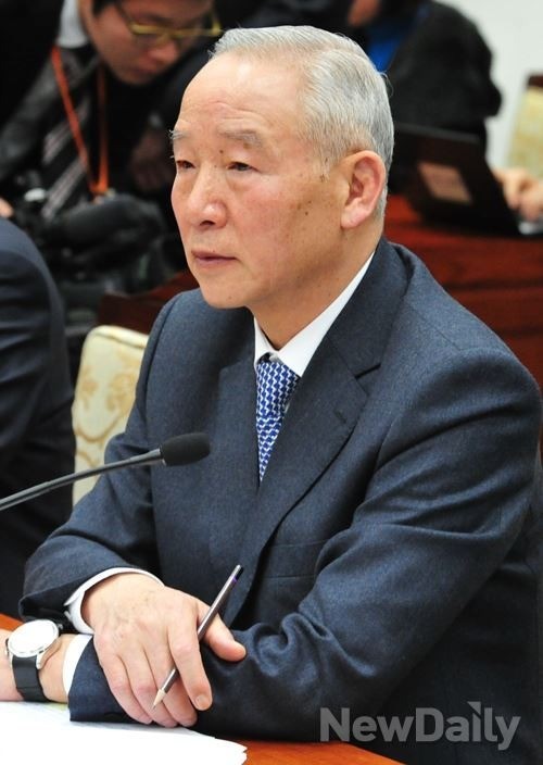 ▲ 31일 오전 국회 국정원개혁특위 전체회의 출석한  남재준 국정원장이 의원들의 질의에 답변하고 있다.ⓒ이종현 기자