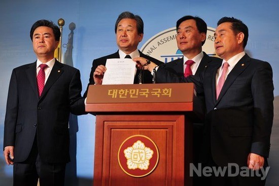 ▲ 새누리당 김무성 의원과 민주당 박기춘 의원이 지난 30일 국회에서  여야와 철도노조의 합의사항을 발표한 뒤 포즈를 취하고 있다. ⓒ이종현 기자