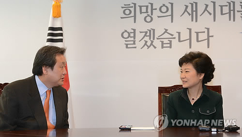 ▲ 박근혜 대통령과 새누리당 김무성 의원이 지난 1월 중국 특사 파견 문제를 놓고 환담을 하고 있다. ⓒ연합뉴스