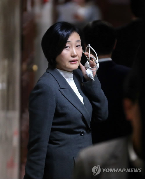 ▲ 박영선 국회 법제사법위원장이 31일 밤 국회에서 열린 민주당 의원총회에 참석하며 전화통화를 하고 있다ⓒ연합뉴스