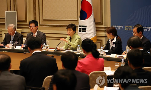 박근혜 대통령이 지난해 5월 1일 오전 청와대에서 열린 제1차 무역투자진흥회의에서  [외국인 투자활성화 방안]에 대해 설명하고 있다.ⓒ연합뉴스