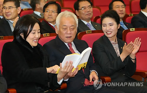 ▲ 김한길 민주당 대표와 박영선 국회 법사위원장(왼쪽)이 12일 오후 국회 의원회관에서 열린 한정애 민주당 의원 출판기념회에서 한 의원의 저서를 살펴보고 있다.ⓒ연합뉴스