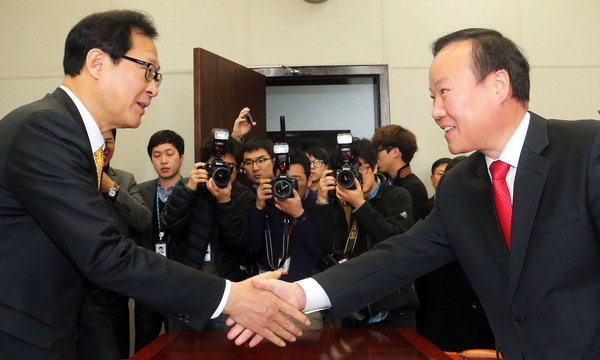 ▲ 국정원 개혁안에 합의한 것으로 알려진 국정원 개혁특위의 김재원 새누리당 간사(오른쪽)와 문병호 민주당 간사가 31일 국회에서 악수를 하고 있다. ⓒ연합뉴스