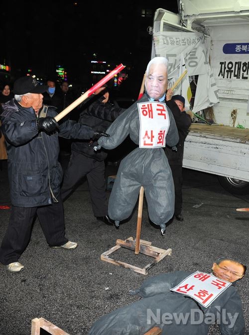 ▲ 2013년 12월 31일, 보수대연합 회원들이 황우여 새누리당 대표와 민주당 김한길 대표를 상징하는 허수아비에 몽둥이질을 하고있다ⓒ이종현