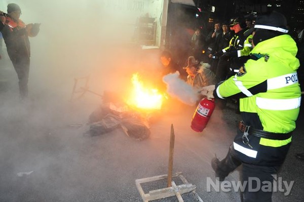 ▲ 2013년 12월 31일, 보수대연합 회원들이 황우여 새누리당 대표를 상징하는 허수아비를 화형식에 처하고 있다ⓒ이종현