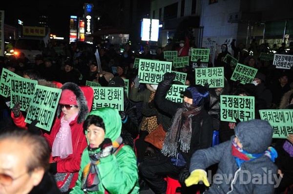 ▲ 2013년 12월 31일 송년회를 마다하고 여의도 새누리당사 앞으로 찾아온 국민들ⓒ이종현