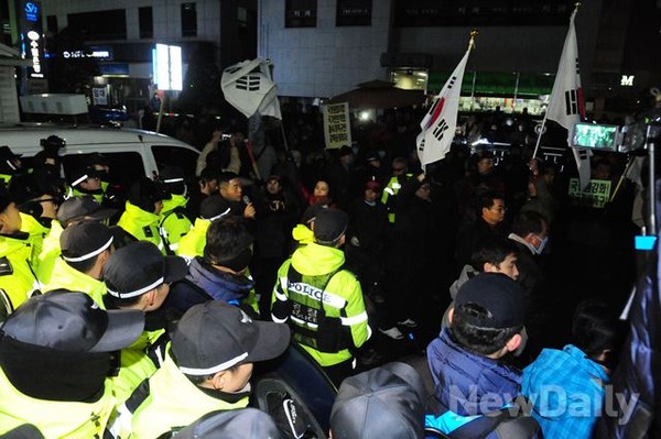 ▲ 새누리당사에 진입해 황우여 대표를 만나겠다는 국민들과 경찰이 대치하고 있다ⓒ이종현