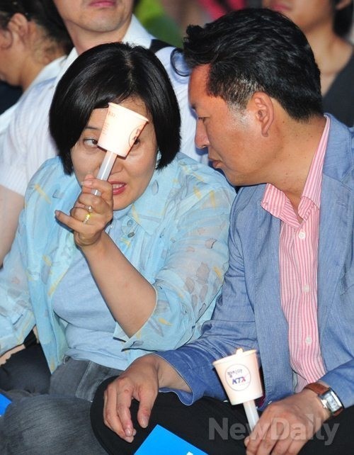 ▲ 국회 법사위원장인 민주당 박영선 의원이 대선불복 떼촛불에 참가해 정청래 의원과 조용히 대화하는 모습. ⓒ이종현 기자