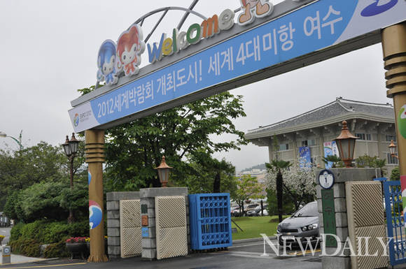 ▲ 국회 법사위원장인 민주당 박영선 의원이 대선불복 떼촛불에 참가해 정청래 의원과 조용히 대화하는 모습. ⓒ이종현 기자