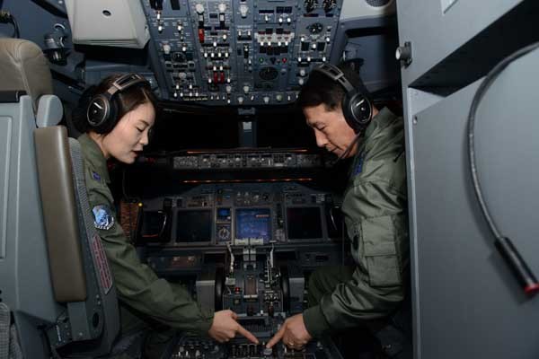 ▲ 지난 12월 31일 E-737 피스아이를 타고 새해를 하늘에서 맞은 최차규 공군 작전사령관(오른쪽).
