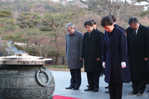 ▲ 박근혜 대통령은 1일 정홍원 국무총리 등 장-차관, 청와대 비서진들과 함께 국립 서울 현충원을 찾아 참배했다. ⓒ 뉴데일리