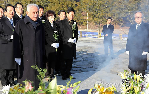 ▲ 민주당 김한길 대표 등 당 지도부가 2일 오전 경남 김해시 진영읍 본산리 봉하마을에 있는 노무현 전 대통령 묘역을 참배하고 있다. ⓒ연합뉴스