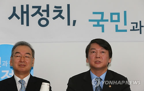 ▲ 무소속 안철수 의원(오른쪽)이 2일 오전 서울 여의도 신동해빌딩 '새정치추진위원회'에서 열린 새정추 전체회의에서 발언하고 있다.ⓒ연합뉴스