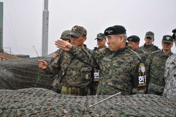 ▲ JSA를 찾았을 당시 권오성 육군참모총장. 권 총장은 2일 육군 훈련소에서 훈련병들과 함께 첫 공식일정을 시작했다. [사진: 연합뉴스]