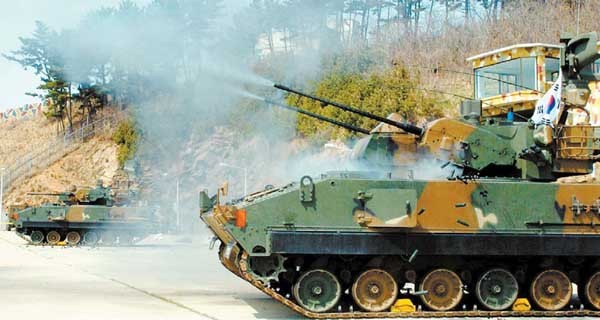 ▲ K-30 비호 자주대공포. 80년대 처음 개념개발 당시에는 최고의 무기가 될 것으로 예상했지만, 개발기간이 늦어져 2003년에서야 실전배치됐다. 하지만 이미 구식무기가 돼버렸다. 군은 결국 신궁 대공미사일을 장착한 [복합비호]를 만들어 배치 중이다.