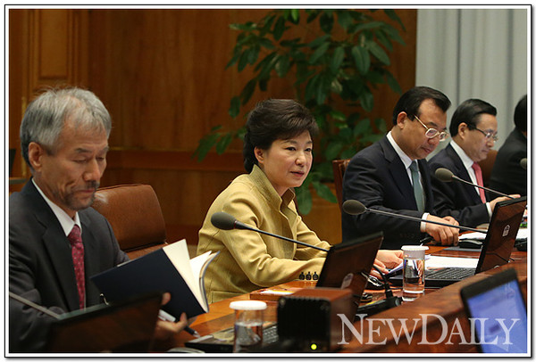 ▲ 수석비서관회의를 주재하는 박근혜 대통령. 이정현 홍보수석이 왼편에 앉아 있다. ⓒ 뉴데일리