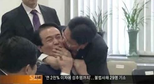 ▲ 국회 상임위에서 동료 의원의 목을 조르고 있는 강기정 의원..ⓒ 뉴데일리 DB