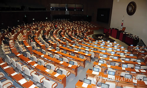 ▲ 1일 새벽 새해 첫 국회 본회의가 열린 가운데 민주당 의원들이 새누리당의 편법예산 증액을 주장하며 퇴장해 자리가 텅 비어있다.ⓒ연합뉴스