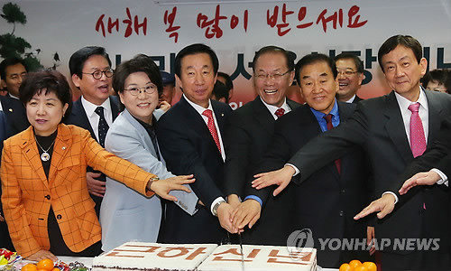 ▲ 황우여 새누리당 대표, 김성태 서울시당 위원장과 최고위원, 의원들이 2일 오전 여의도 새누리당 서울시당에서 열린 신년인사회에서 새해떡을 자르고 있다. ⓒ연합뉴스