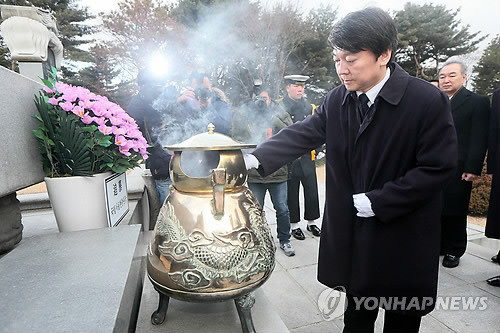 ▲ 무소속 안철수 의원이 1일 오전 서울 국립현충원 내 전직 대통령들의 묘역을 찾아 참배하고 있다. ⓒ연합뉴스