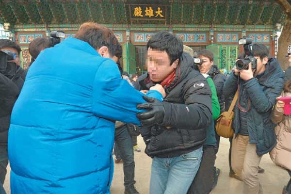 ▲ 철도노조가 조계사에 들어간 사복경찰을 폭행하고 있다. 이게 대한민국 공권력의 현주소다.