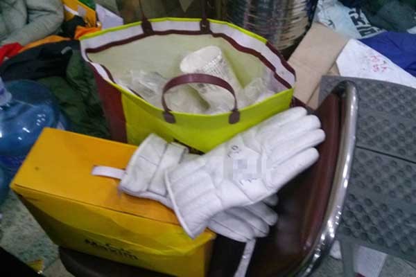 ▲ 문제의 '아줌마'가 전경에게서 돌려받았다는 물건. 장갑은 왜 안 돌려주는 걸까?